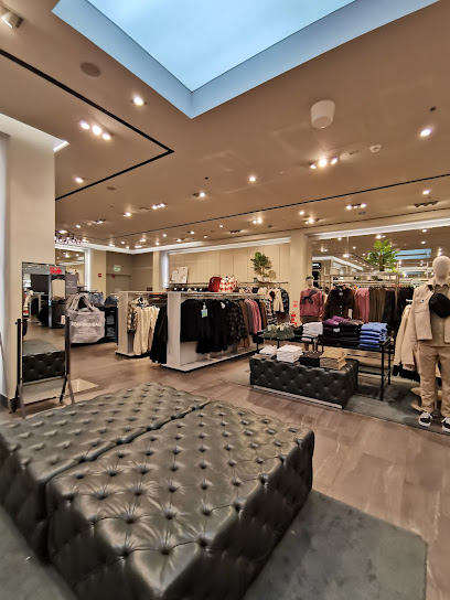 اتش اند ام - Qatar|Doha|Al Shamal Rd|Doha Festival City